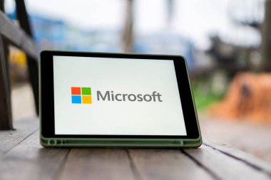 Dhaka, Bangladeş 03 Sep 2024: Ofis masasındaki iPad üzerinde Microsoft logosu