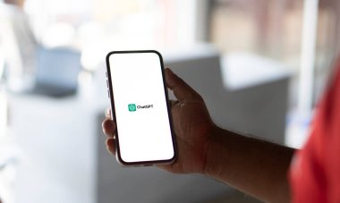 Dhaka, Bangladeş 04 Eylül 2024: ChatGPT yapay zeka sohbet robotu uygulaması akıllı telefon ekranında.