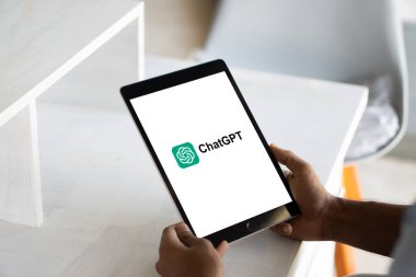 Dhaka, Bangladeş 04 Eylül 2024: ChatGPT yapay zeka sohbet robotu uygulaması akıllı telefon ekranında.
