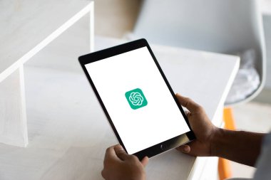 Dhaka, Bangladeş 04 Eylül 2024: ChatGPT yapay zeka sohbet robotu uygulaması akıllı telefon ekranında.