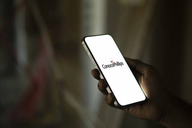 Dhaka, Bangladeş 04 Eylül 2024: Telefon ekranında ConocoPhillips logosu.