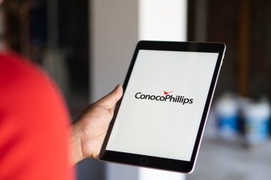 Dhaka, Bangladeş 04 Eylül 2024: Telefon ekranında ConocoPhillips logosu.