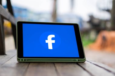 Facebook logosu akıllı telefon ekranında görüntülendi. Dhaka, Bangladeş 04 Eylül 2024.