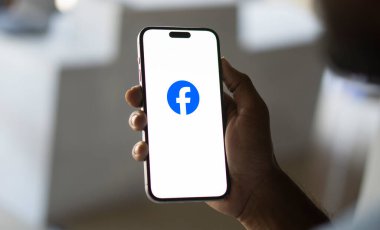 Facebook logosu akıllı telefon ekranında görüntülendi. Dhaka, Bangladeş 04 Eylül 2024.