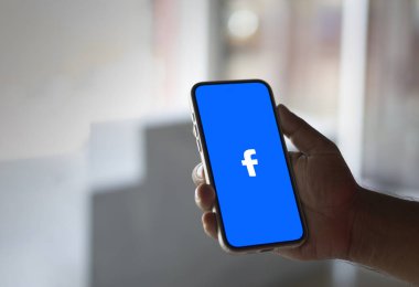 Facebook logosu akıllı telefon ekranında görüntülendi. Dhaka, Bangladeş 04 Eylül 2024.