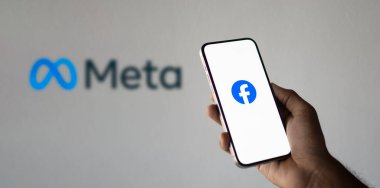 Facebook logosu akıllı telefon ekranında görüntülendi. Dhaka, Bangladeş 04 Eylül 2024.