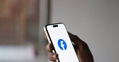 Facebook logosu akıllı telefon ekranında görüntülendi. Dhaka, Bangladeş 04 Eylül 2024.