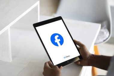 Facebook logosu akıllı telefon ekranında görüntülendi. Dhaka, Bangladeş 04 Eylül 2024.