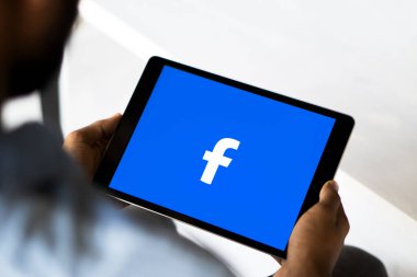 Facebook logosu akıllı telefon ekranında görüntülendi. Dhaka, Bangladeş 04 Eylül 2024.