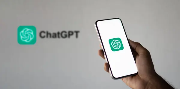 Dhaka, Bangladeş 04 Eylül 2024: ChatGPT yapay zeka sohbet robotu uygulaması akıllı telefon ekranında.