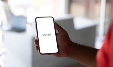 Akıllı telefondan Google logosu. Dhaka, Bangladeş 04 Sep 2024.
