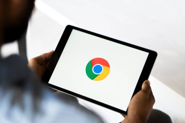 Dhaka, Bangladeş - 04 Sep 2024: Google Chrome logosu iPad 'de gösteriliyor.