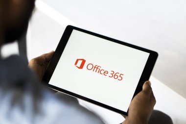 Dhaka, Bangladeş 04 Eylül 2024: Microsoft Ofisi 365 logosu Ipad 'de görülüyor.