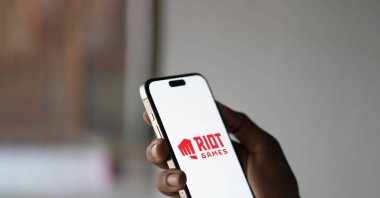 Dhaka, Bangladeş 04 Eylül 2024: Akıllı telefondan Riot Games logosu.