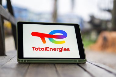 Dhaka, Bangladeş 04 Sep 2024: Bu resimde, Toplam Enerji logosu Ipad ekranında gösteriliyor.