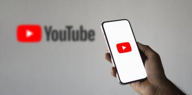 Dhaka, Bangladeş 04 Eylül 2024: YouTube akıllı telefondan gösterildi.