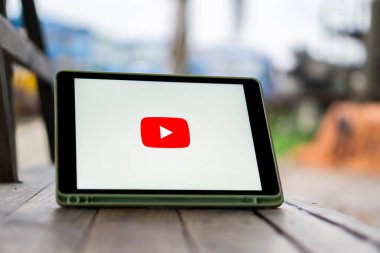 Dhaka, Bangladeş 04 Eylül 2024: YouTube Ipad 'de gösterildi.