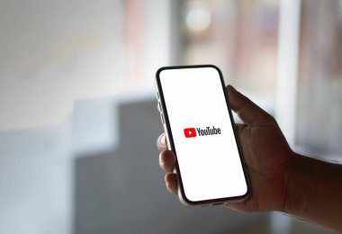Dhaka, Bangladeş 04 Eylül 2024: YouTube akıllı telefondan gösterildi.