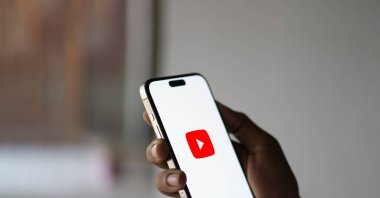 Dhaka, Bangladeş 04 Eylül 2024: YouTube akıllı telefondan gösterildi.