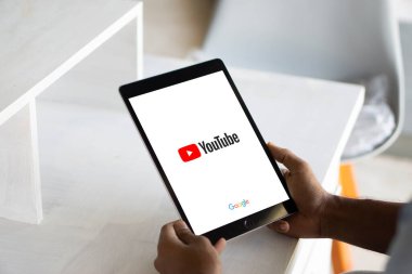Dhaka, Bangladeş 04 Eylül 2024: YouTube Ipad 'de gösterildi.