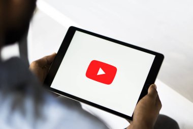 Dhaka, Bangladeş 04 Eylül 2024: YouTube Ipad 'de gösterildi.