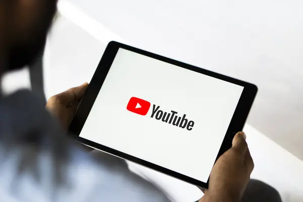 Dhaka, Bangladeş 04 Eylül 2024: YouTube Ipad 'de gösterildi.