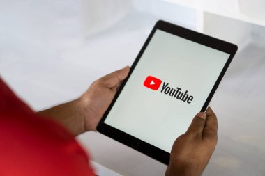 Dhaka, Bangladeş 04 Eylül 2024: YouTube Ipad 'de gösterildi.