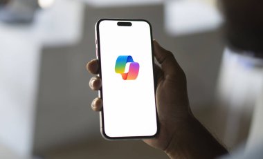 Microsoft Copilot logosu akıllı telefon, Dhaka, Bangladeş 05 Eylül 2024.