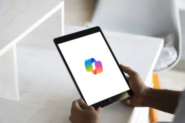 Microsoft Copilot logosu akıllı telefon, Dhaka, Bangladeş 05 Eylül 2024.