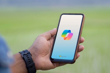 Microsoft Copilot logosu akıllı telefon, Dhaka, Bangladeş 05 Eylül 2024.
