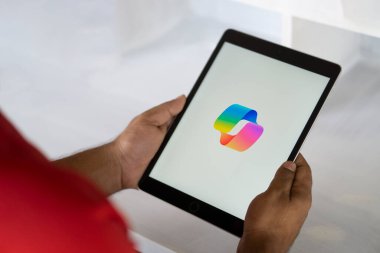 Microsoft Copilot logosu akıllı telefon, Dhaka, Bangladeş 05 Eylül 2024.
