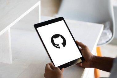 Github logosu akıllı telefon, Dhaka, Bangladeş 05 Sep 2024 'te sergilenmektedir..