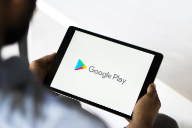 Google oyun mağazası logosu akıllı telefon, Dhaka, Bangladeş 05 Eylül 2024 'te sergilenmektedir..