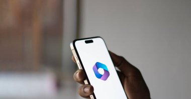 Microsoft 365 (Ofis) Smartphone 'da Fonda Microsoft Logosu olan Uygulama Kurulumu, Dhaka, Bangladeş 05 Eylül 2024.