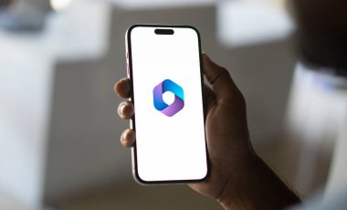 Microsoft 365 (Ofis) Smartphone 'da Fonda Microsoft Logosu olan Uygulama Kurulumu, Dhaka, Bangladeş 05 Eylül 2024.