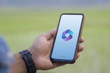 Microsoft 365 (Ofis) Smartphone 'da Fonda Microsoft Logosu olan Uygulama Kurulumu, Dhaka, Bangladeş 05 Eylül 2024.