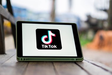 TikTok Uygulaması akıllı telefon ekranında görüntülenir, TikTok logosu arka planda bulanıklaştırılır. İnternet, Dhaka, Bangladeş 05 Eylül 2024 'te popüler bir kısa video sosyal ağı.