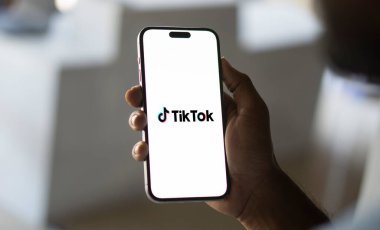TikTok Uygulaması akıllı telefon ekranında görüntülenir, TikTok logosu arka planda bulanıklaştırılır. İnternet, Dhaka, Bangladeş 05 Eylül 2024 'te popüler bir kısa video sosyal ağı.