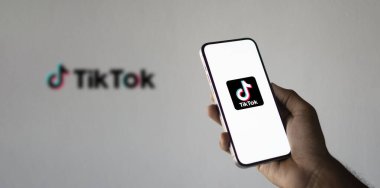 TikTok Uygulaması akıllı telefon ekranında görüntülenir, TikTok logosu arka planda bulanıklaştırılır. İnternet, Dhaka, Bangladeş 05 Eylül 2024 'te popüler bir kısa video sosyal ağı.