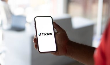 TikTok Uygulaması akıllı telefon ekranında görüntülenir, TikTok logosu arka planda bulanıklaştırılır. İnternet, Dhaka, Bangladeş 05 Eylül 2024 'te popüler bir kısa video sosyal ağı.