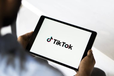 TikTok Uygulaması akıllı telefon ekranında görüntülenir, TikTok logosu arka planda bulanıklaştırılır. İnternet, Dhaka, Bangladeş 05 Eylül 2024 'te popüler bir kısa video sosyal ağı.