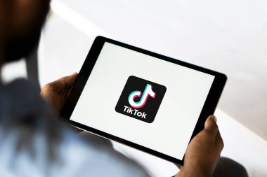 TikTok Uygulaması akıllı telefon ekranında görüntülenir, TikTok logosu arka planda bulanıklaştırılır. İnternet, Dhaka, Bangladeş 05 Eylül 2024 'te popüler bir kısa video sosyal ağı.