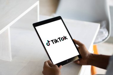 TikTok Uygulaması akıllı telefon ekranında görüntülenir, TikTok logosu arka planda bulanıklaştırılır. İnternet, Dhaka, Bangladeş 05 Eylül 2024 'te popüler bir kısa video sosyal ağı.