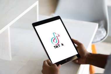 TikTok Uygulaması akıllı telefon ekranında görüntülenir, TikTok logosu arka planda bulanıklaştırılır. İnternet, Dhaka, Bangladeş 05 Eylül 2024 'te popüler bir kısa video sosyal ağı.