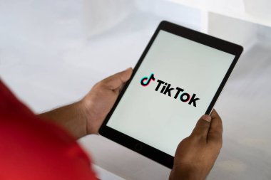 TikTok Uygulaması akıllı telefon ekranında görüntülenir, TikTok logosu arka planda bulanıklaştırılır. İnternet, Dhaka, Bangladeş 05 Eylül 2024 'te popüler bir kısa video sosyal ağı.