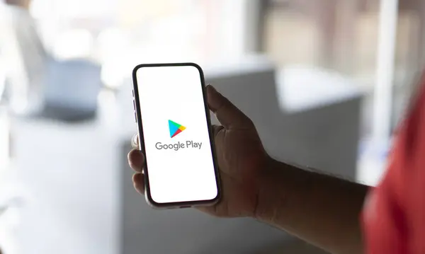Google oyun mağazası logosu akıllı telefon, Dhaka, Bangladeş 05 Eylül 2024 'te sergilenmektedir..