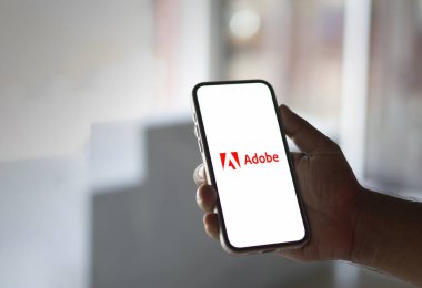 Dhaka, Bangladeş - 09 Sep 2024: Adobe logosu akıllı telefonda gösteriliyor.