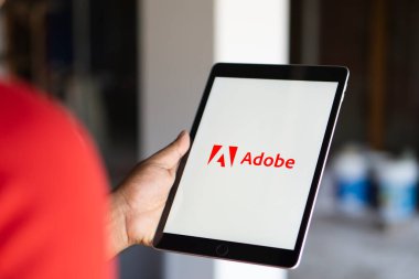 Dhaka, Bangladeş - 09 Sep 2024: Adobe logosu akıllı telefonda gösteriliyor.