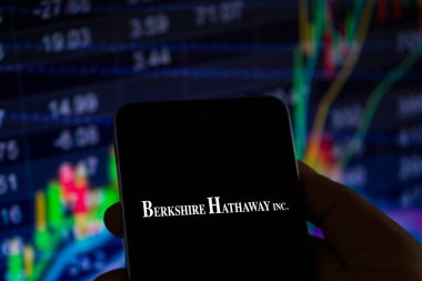 Bu resimde Berkshire Hathaway logosu akıllı telefon ekranı Dhaka, Bangladeş 09 Sep 2024 'te sergilenmektedir..