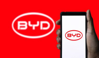 BYD logosu akıllı bir telefonda sergileniyor, Dhaka, Bangladeş 09 Sep 2024.